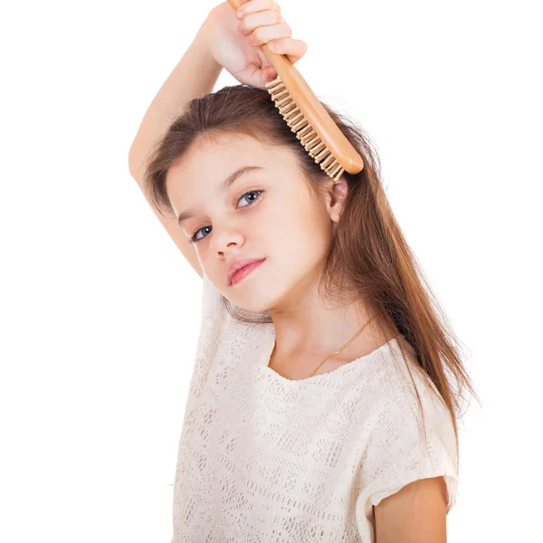 头发护理概念的刷上白色孤立她不羁 纠结的长头发的小黑发女孩画像 — 图库照片