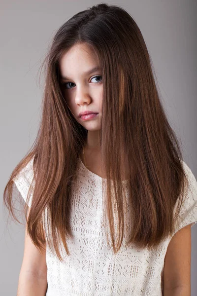 Retrato Uma Menina Morena Encantadora Isolada Fundo Cinza — Fotografia de Stock