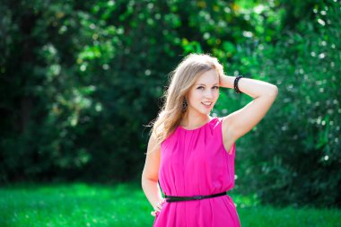 Portre yakın çekim yaz açık havada Kırmızı elbiseli genç güzel mutlu kadın