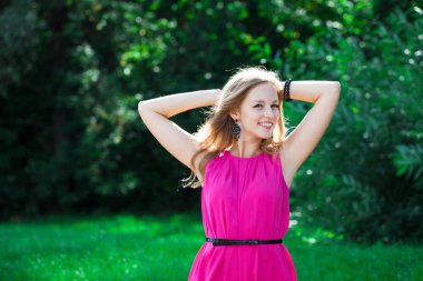 Portre yakın çekim yaz açık havada Kırmızı elbiseli genç güzel mutlu kadın