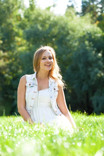 Ung Vacker Blond Kvinna Vit Klänning Sitter Gräset Parken Sommaren — Stockfoto
