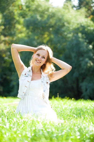 Jovem Mulher Loira Bonita Vestido Branco Sentado Grama Verde Parque — Fotografia de Stock