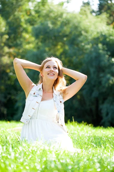 Jovem Mulher Loira Bonita Vestido Branco Sentado Grama Verde Parque — Fotografia de Stock