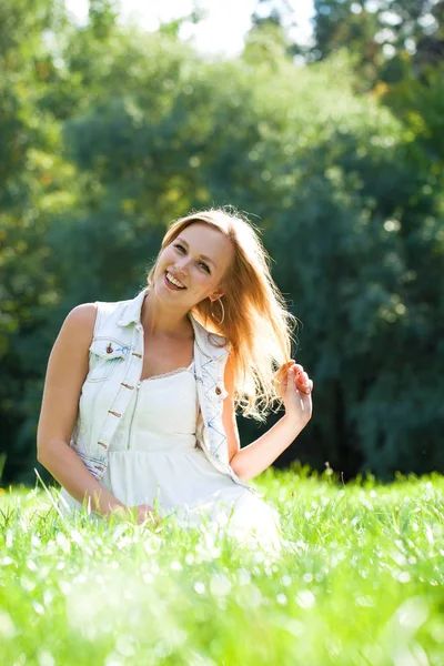 Jovem Mulher Loira Bonita Vestido Branco Sentado Grama Verde Parque — Fotografia de Stock