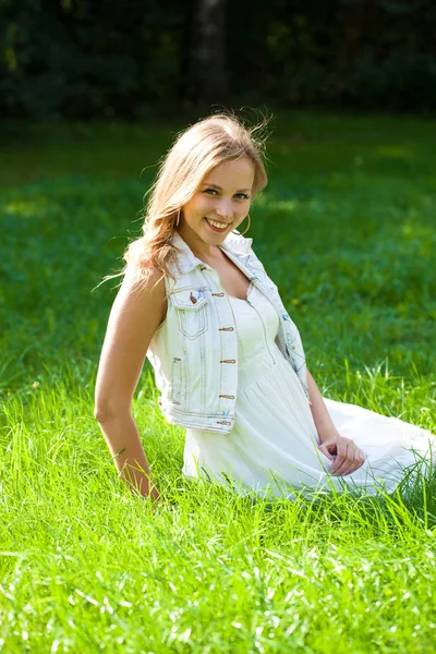Joven Hermosa Mujer Rubia Vestido Blanco Sentado Sobre Hierba Verde —  Fotos de Stock