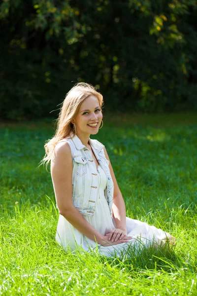 Молода Красива Блондинка Білій Сукні Сидить Зеленій Траві Літньому Парку — стокове фото