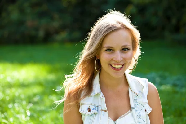 Portret Van Een Vrolijke Glimlachende Mooie Jonge Vrouw Buiten Blond — Stockfoto