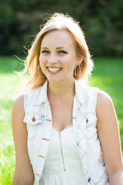 Portrait Happy Smiling Beautiful Young Woman Outdoors Blonde Hair Beauty — Stock Photo, Image