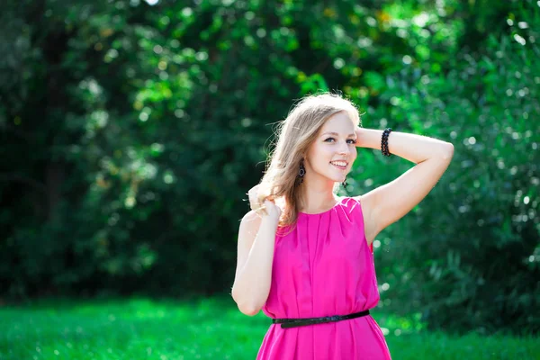 赤いドレス 真夏の野外で若い美しい幸せな女性の肖像画をクローズ アップ — ストック写真