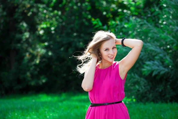 Retrato Cerca Joven Hermosa Mujer Feliz Vestido Rojo Verano Aire — Foto de Stock