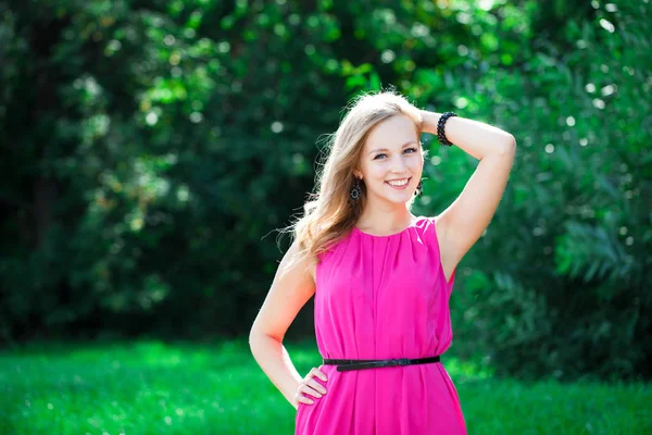 Retrato Close Jovem Bela Mulher Feliz Vestido Vermelho Verão Livre — Fotografia de Stock