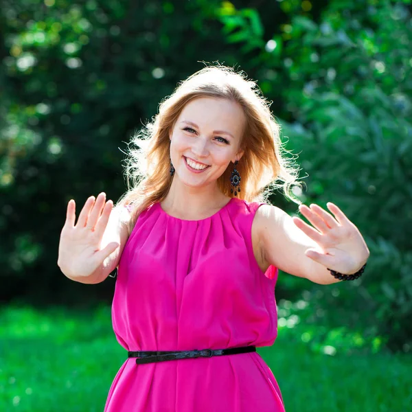 Retrato Close Jovem Bela Mulher Feliz Vestido Vermelho Verão Livre — Fotografia de Stock