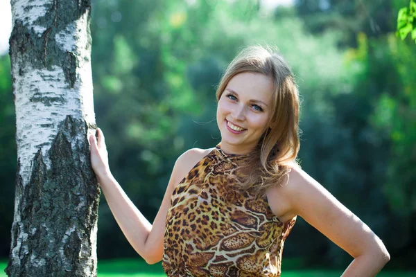 Retrato Feliz Sonrisa Hermosa Mujer Joven Aire Libre Cabello Rubio —  Fotos de Stock