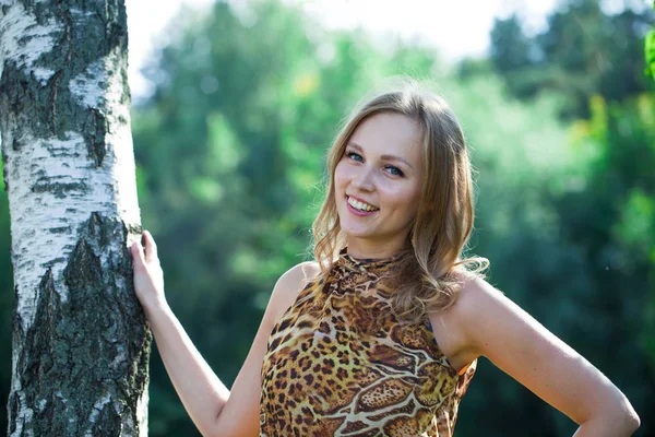 Açık Havada Gülümseyen Güzel Bir Genç Kadının Portresi Sarı Saçlı — Stok fotoğraf