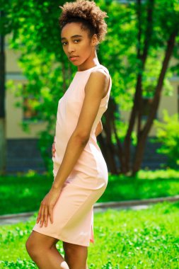 Pembe elbiseli, yaz park açık bir Afrikalı model kadın portresi