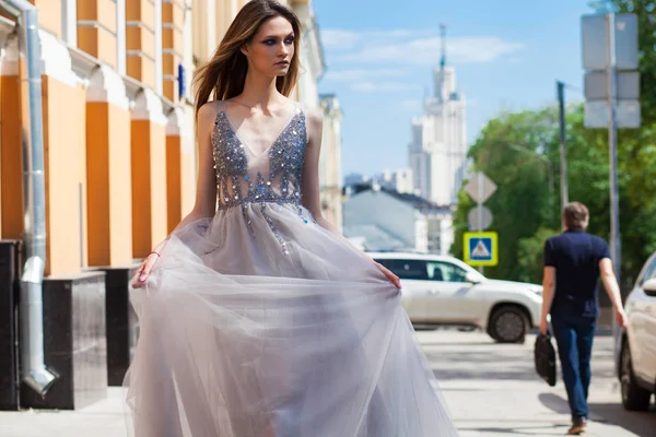 Giovane Bella Donna Bruna Fiori Bianchi Vestito Camminare Strada Estate — Foto Stock