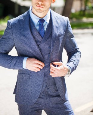 Mavi takım, yaz sokak açık havada neşeli bir işadamı portresi