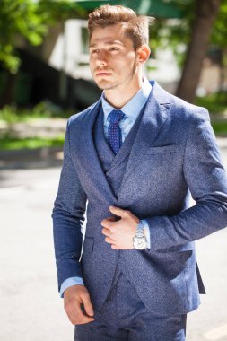 Mavi takım, yaz sokak açık havada neşeli bir işadamı portresi