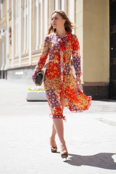 Retrato Comprimento Total Jovem Bela Mulher Morena Vestido Flores Vermelhas — Fotografia de Stock