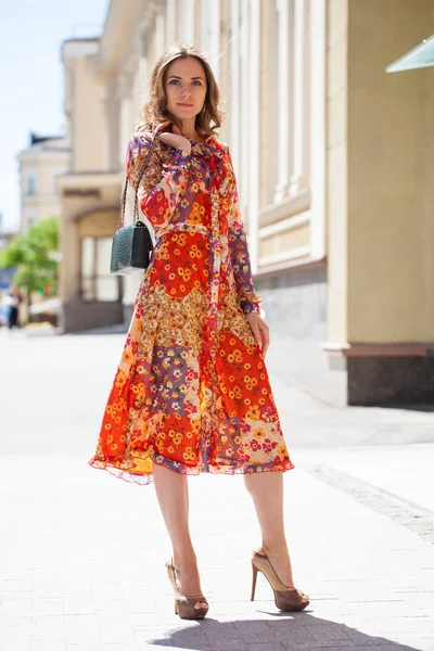 Retrato Comprimento Total Jovem Bela Mulher Morena Vestido Flores Vermelhas — Fotografia de Stock