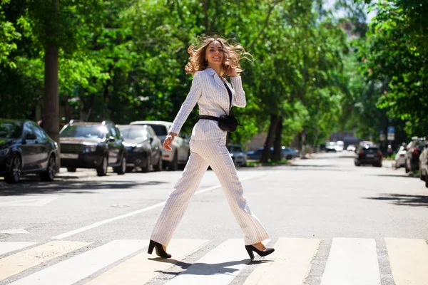 Ung Glad Brunett Kvinna Vit Kostym Promenader Sommar Street — Stockfoto