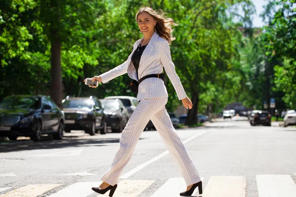 Beyaz Takım Elbise Yaz Sokakta Yürürken Genç Mutlu Esmer Kadın — Stok fotoğraf