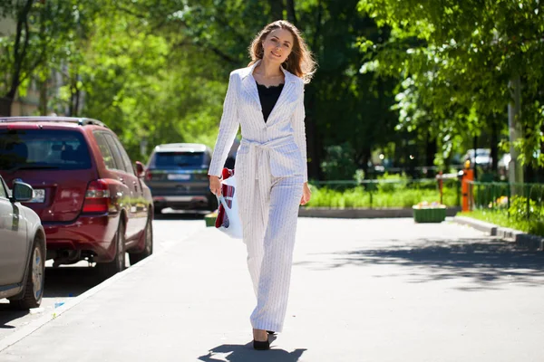 Jeune Femme Brune Heureuse Costume Affaires Blanc Sac Pied Dans — Photo