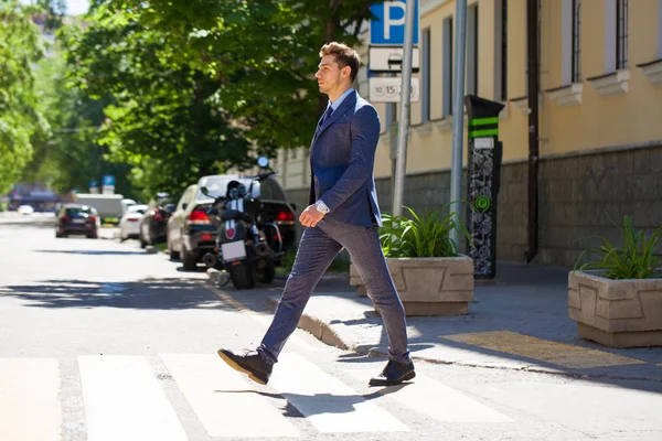 Porträt Eines Jungen Mannes Businessanzug Überquert Die Straße Auf Einem — Stockfoto