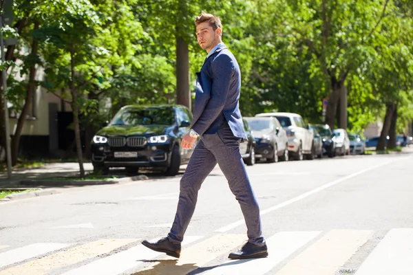 Portrait Full Growth Young Man Business Suit Crosses Road Pedestrian — Stock Photo, Image