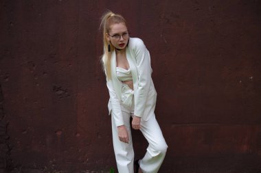 Gözlük, karanlık duvar arka plan üzerinde güzel seksi sarışın kız portresi