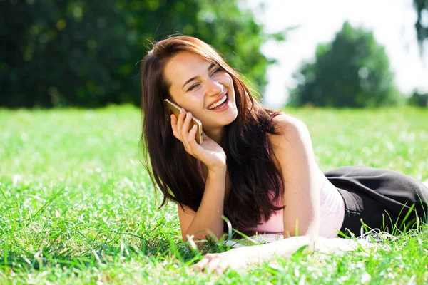 Menina Morena Bonita Feliz Chamando Por Telefone Parque Verão — Fotografia de Stock