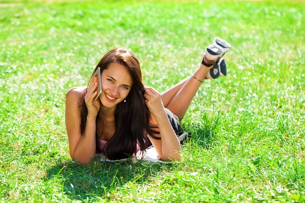 Glada Vackra Brunett Tjej Ringer Telefon Sommar Park — Stockfoto