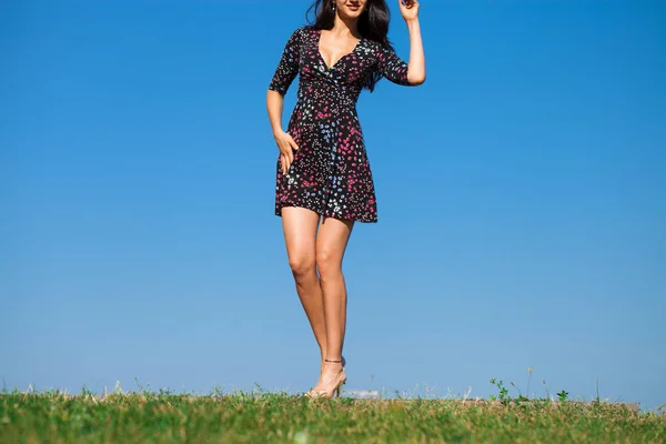 Corpo Inteiro Bela Jovem Morena Vestido Verão Dia Verão Contra — Fotografia de Stock