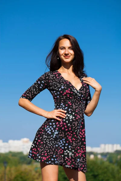 夏の日 青い空を背景にクローズ アップ夏ドレスの美しい若いブルネットの女性 — ストック写真