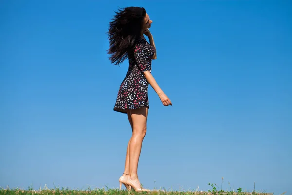 Corpo Inteiro Bela Jovem Morena Vestido Verão Dia Verão Contra — Fotografia de Stock