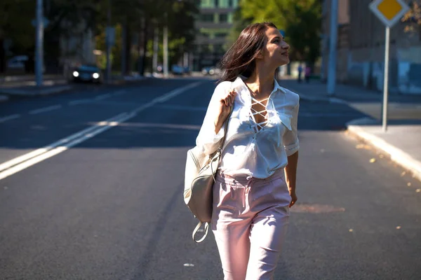 Genç Güzel Esmer Kadın Beyaz Bluz Pembe Pantolon Üzerinde Sokak — Stok fotoğraf