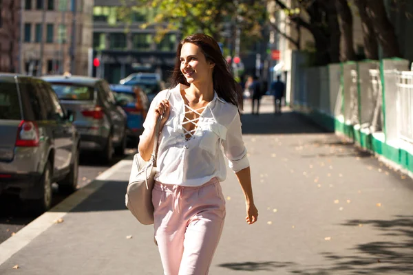 Ung Vacker Brunett Kvinna Vit Blus Och Rosa Byxor Går — Stockfoto