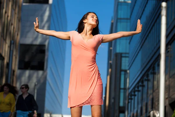 Mooie Jonge Brunette Vrouw Sexy Roze Jurk Tegen Zakelijke Gebouw — Stockfoto