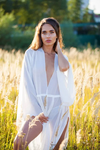 Retrato Close Jovem Bela Mulher Morena Vestido Branco Rua Verão — Fotografia de Stock