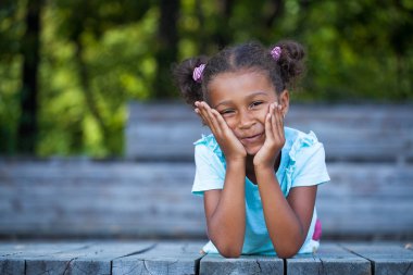 Oldukça karışık yarış Afrikalı-Amerikalı küçük kız portresi kapatın 