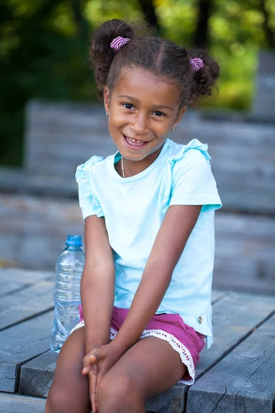 Εσωτερικη Πορτρέτο Του Αρκετά Μικτή Φυλή Αφροαμερικανός Κοριτσάκι — Φωτογραφία Αρχείου