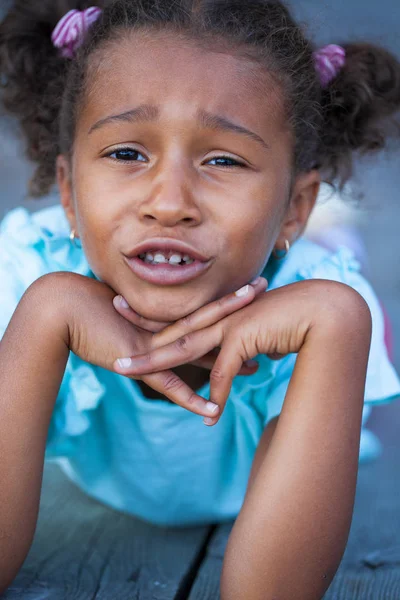 Portret Dość Mieszane Rasy Afro Dziewczynka Bliska — Zdjęcie stockowe