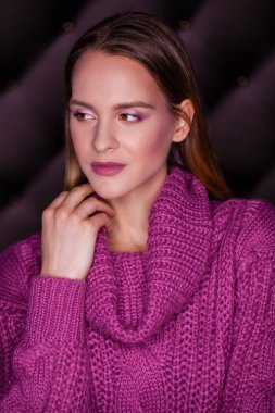 Makyaj. Güzel sarışın kız. Koyu arka plan üzerinde izole