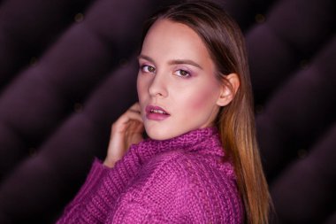 Makyaj. Güzel sarışın kız. Koyu arka plan üzerinde izole