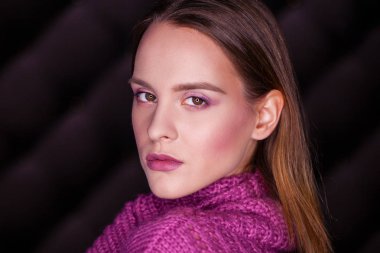 Makyaj. Güzel sarışın kız. Koyu arka plan üzerinde izole