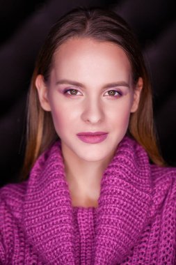 Makyaj. Güzel sarışın kız. Koyu arka plan üzerinde izole