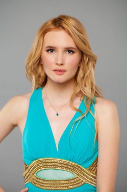 Güzel sarışın kız. Gri arka plan studio izole