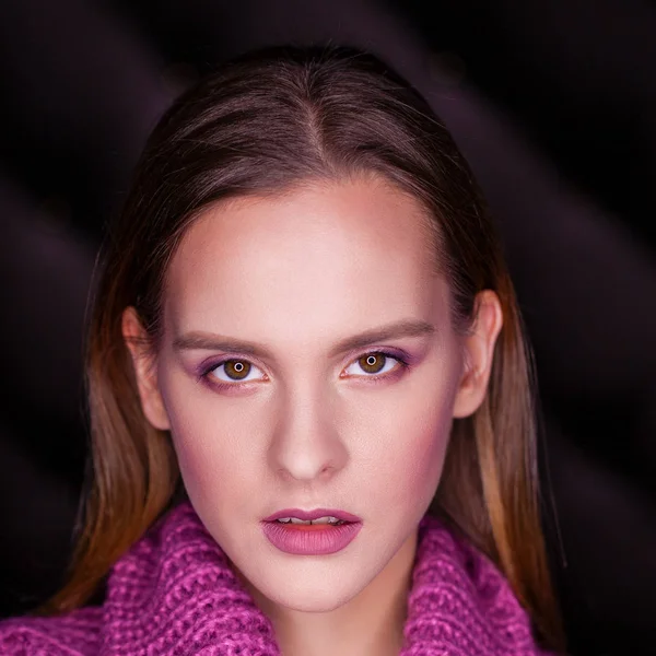 Makyaj. Güzel sarışın kız. Koyu arka plan üzerinde izole