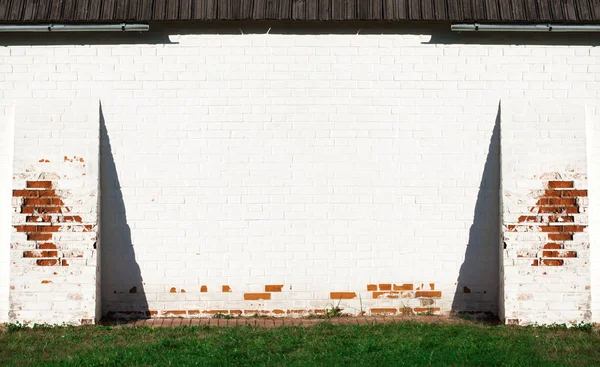 レンガで作られたれんが造りの白い壁 晴れた日のテキスト — ストック写真