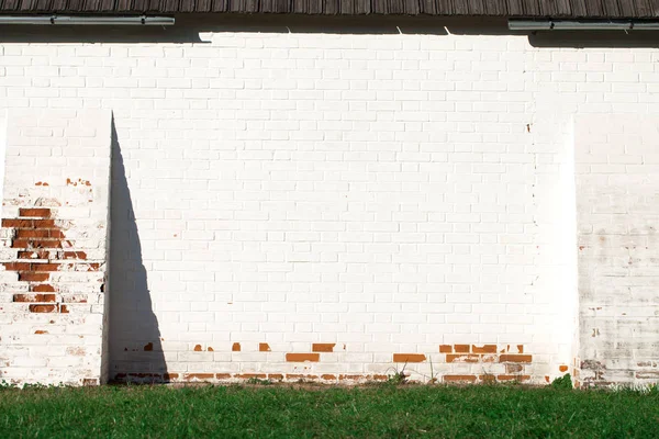 レンガで作られたれんが造りの白い壁 晴れた日のテキスト — ストック写真
